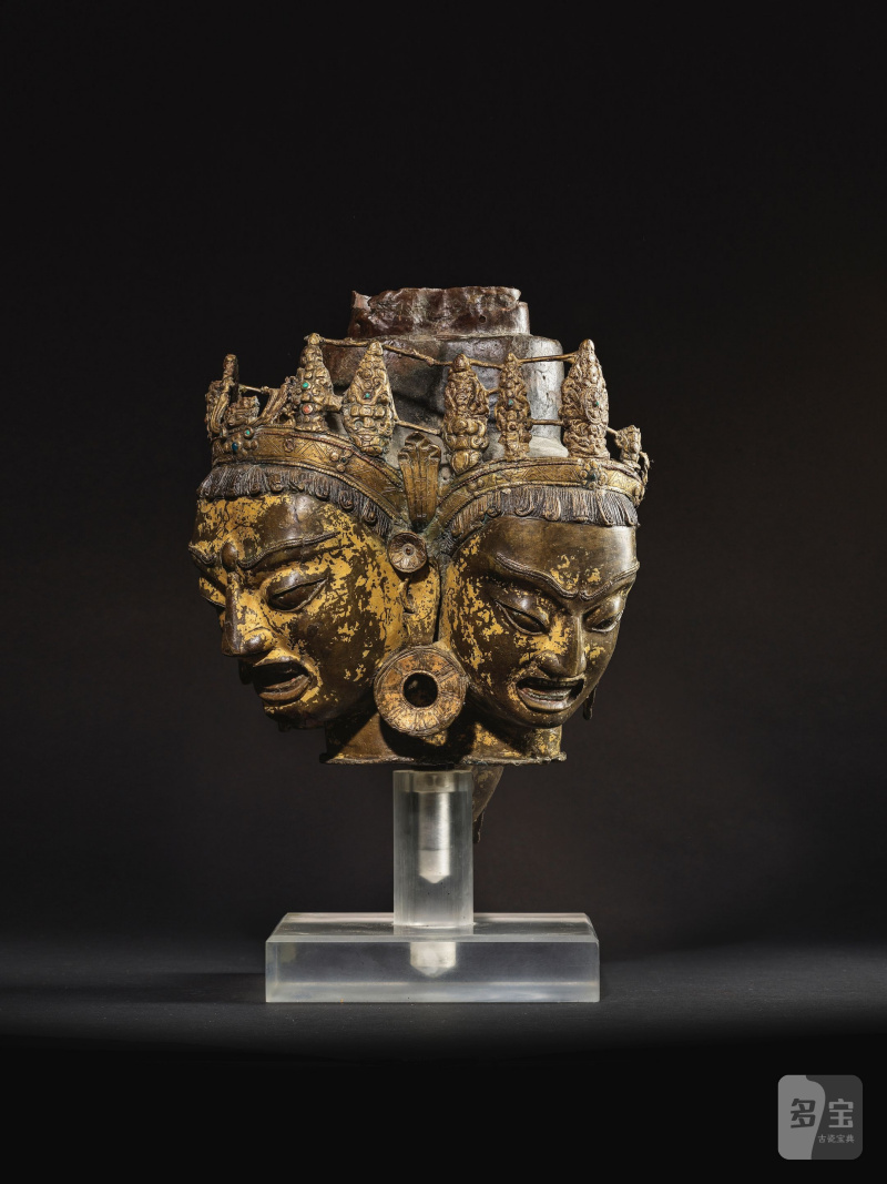 西藏 十五/十六世紀 鎏金銅錘揲三面觀音首 | FRAGMENT DE TÊTE D'AVALOKITESHVARA À TROIS VISAGES EN CUIVRE REPOUSSÉ ET DORÉ - 图4